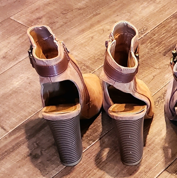 💥Camel Suede Ankle Booties w/ open toe block stacked heel! - Picture 4 of 5